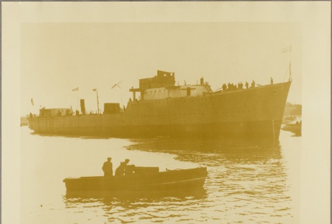A smaller boat approaching the HMS Jarvis (ddr-njpa-13-530)