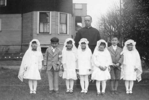Priest and children outside (ddr-densho-330-266)