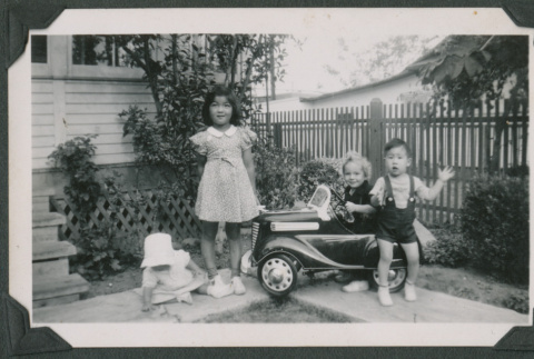 Richard Yamato and three children (ddr-densho-442-115)
