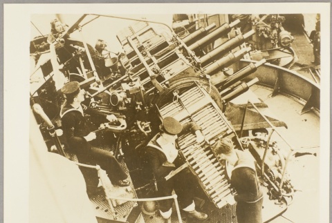 German soldiers loading artillery shells into an anti-aircraft gun (ddr-njpa-13-991)