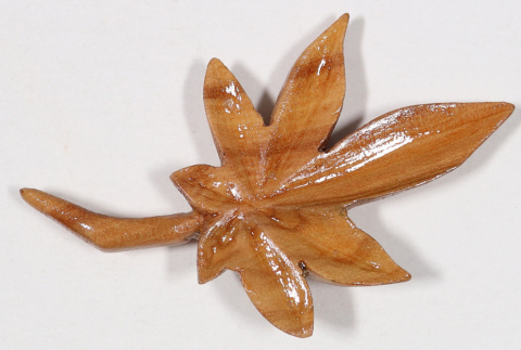 Leaf pin carving (ddr-densho-475-150)