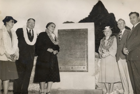 John H. Wilson and wife posing with others next to Nu'uanu Pali Road plaque (ddr-njpa-2-902)