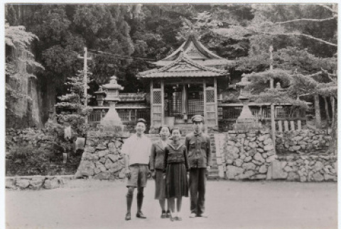Family photo in Wakayama (ddr-densho-356-22)