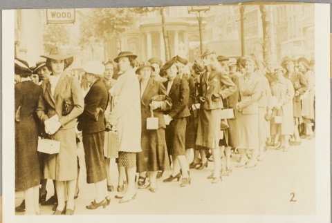 Women standing in line (ddr-njpa-13-225)