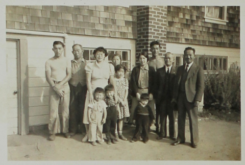 Yoshioka family (ddr-densho-357-736)