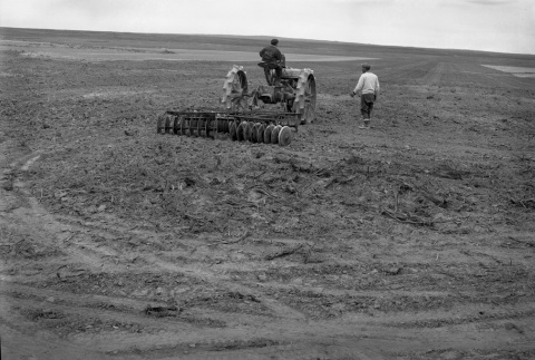 Tractor working an agricultural field (ddr-fom-1-797)