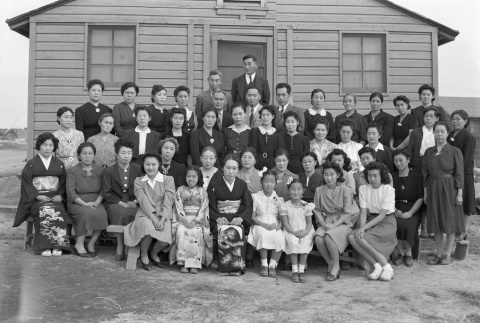 Group photograph in front of a camp building (ddr-fom-1-631)