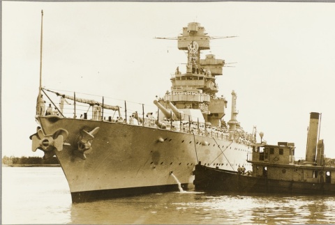 The USS Colorado and a smaller boat (ddr-njpa-13-375)