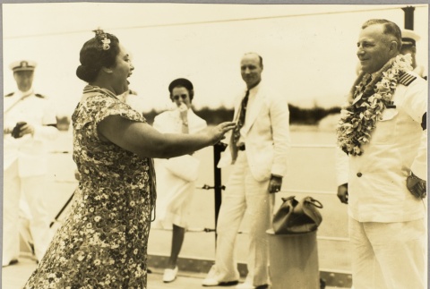 Hawaiian woman greeting USS Honolulu captain Oscar Smith (ddr-njpa-13-55)