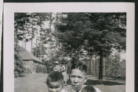 Photo of a man and two children (ddr-densho-483-759)