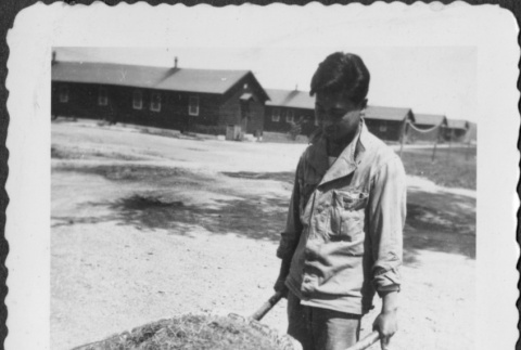Man with full wheelbarrow (ddr-densho-434-416)
