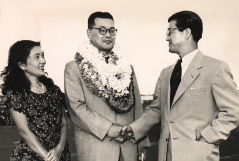 Shinjiro Tsumura meeting with Hidemichi Kira and his wife (ddr-njpa-4-403)
