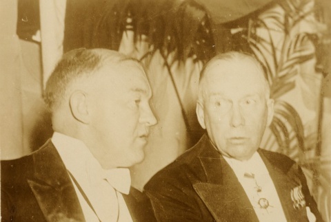 Two men speaking to each other (ddr-njpa-1-2600)