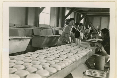Making mochi (ddr-densho-37-1313)
