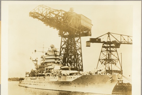 Cranes loading cargo onto the USS New Mexico (ddr-njpa-13-108)