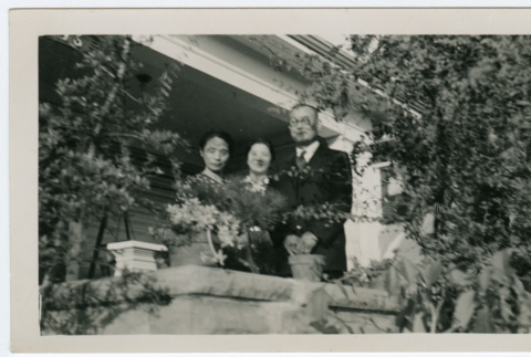 Japanese Americans in front of house (ddr-densho-26-189)