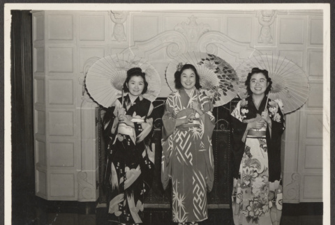 Women in kimonos (ddr-densho-287-111)