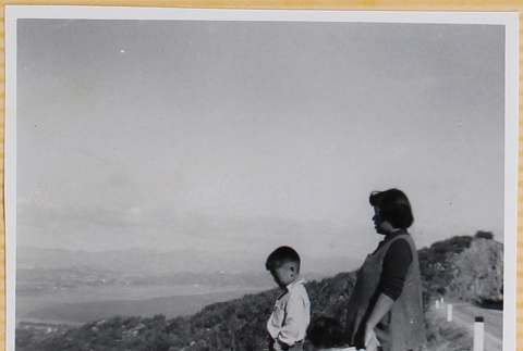 Yoshiko, William and Susan Shiomi on overlook (ddr-densho-522-301)