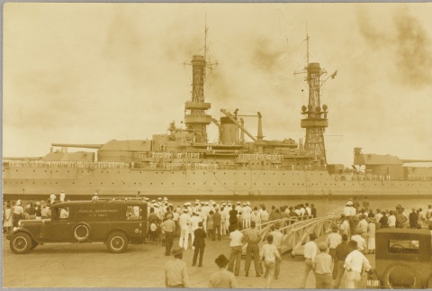 A crowd of sailors and civilians watching the USS Idaho (ddr-njpa-13-68)