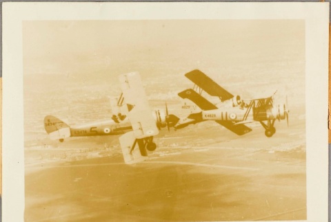 Two British planes flying near London (ddr-njpa-13-174)