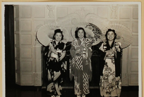 Women in kimonos (ddr-densho-287-617)