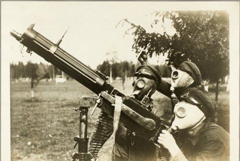 Soviet soldiers training with a machine gun (ddr-njpa-13-440)
