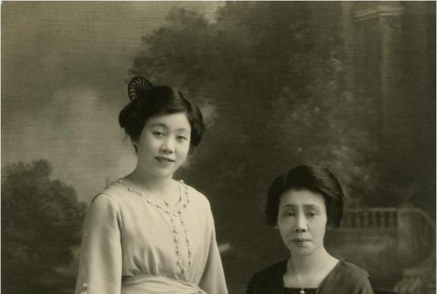 Two Issei women (ddr-densho-166-17)