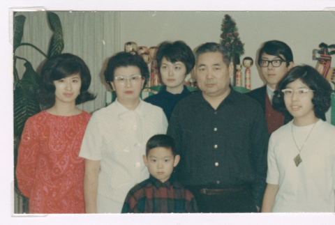 Isoshima family photo (ddr-densho-477-367)