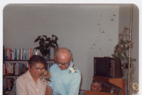 Couple cutting cake (ddr-densho-501-24)