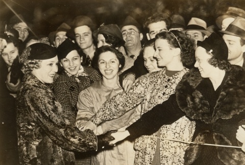 Mary Pickford greeting fans (ddr-njpa-1-1132)