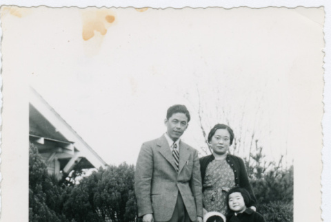 Japanese American family (ddr-densho-26-206)