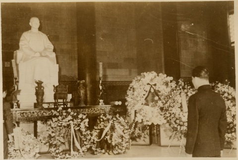 Wang Jingwei at a celebration for Sun Yat-sen (ddr-njpa-1-1028)