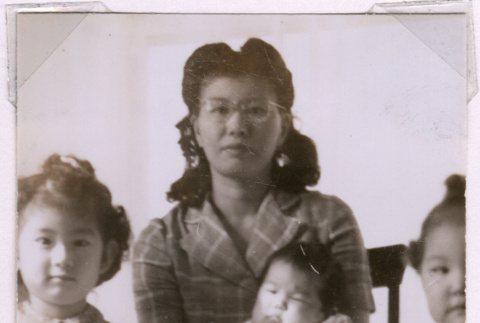 Mitzi Isoshima with her three children (ddr-densho-477-204)