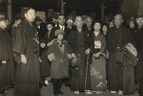 Suiun Komuro with wife and daughter at Tokyo Station (ddr-njpa-4-495)