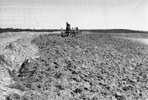 Tractors working agricultural fields (ddr-fom-1-790)