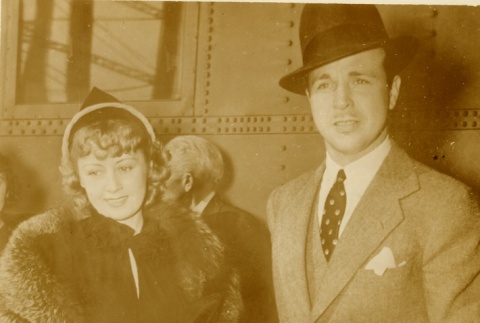 A couple traveling (ddr-njpa-1-1325)