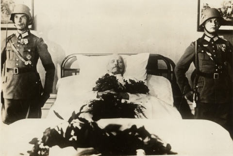 The body of Paul von Hindenburg, guarded by Nazi soldiers (ddr-njpa-1-681)
