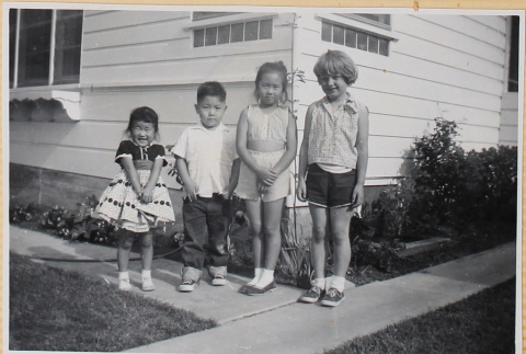 Leslie Shiomi with three children (ddr-densho-522-542)