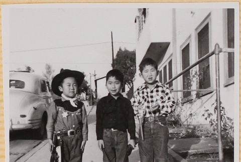 William Shiomi on left with two unidentified boys (ddr-densho-522-260)