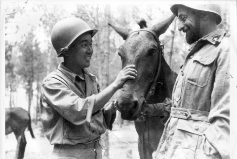 Member of the 522nd Field Artillery Battalion with Italian soldier (ddr-densho-114-93)