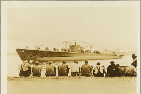 Men watching the submarine Grayling in Portsmouth Harbour (ddr-njpa-13-384)