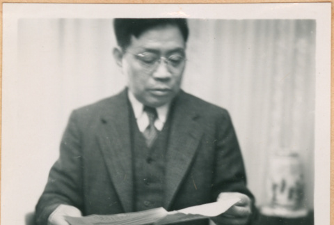 Tomoyuki Nozawa reading (ddr-densho-410-527)