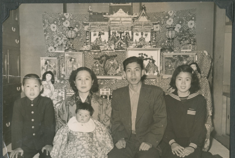 Asamigu family portrait (ddr-densho-442-278)