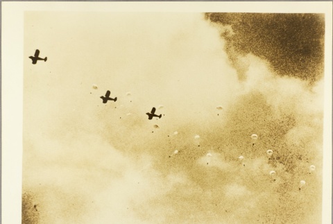 Planes dropping paratroopers (ddr-njpa-13-1335)