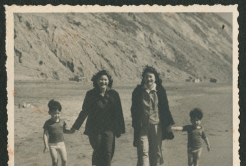 Ronald - Miya - Hede - Gerald (ddr-densho-378-1086)