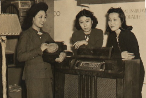 Fumiko Kawabata and two young women (ddr-njpa-4-591)