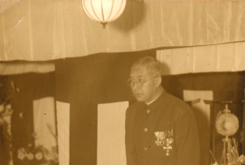 Onoe Kikugoro VI at Shokei Nakamura's funeral (ddr-njpa-4-1764)