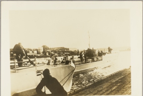 Sailors mooring a U-boat at a dock (ddr-njpa-13-1000)