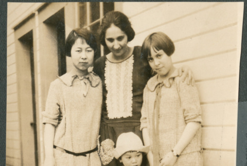 Mary Ohashi with friends. (ddr-densho-442-309)