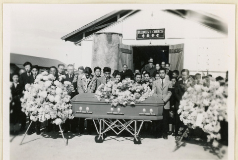 Mourners at Nick Kihara's funeral (ddr-densho-37-1784)